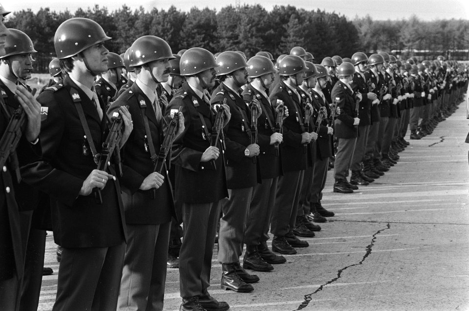 Koningin Beatrix heeft Vaandel uitgereikt aan het Korps Nat. Reserve in Amersfoo, Bestanddeelnr 933-1368