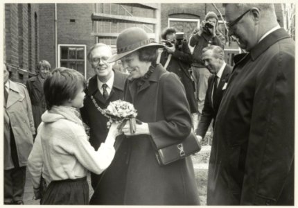 Koningin Beatrix bezoekt de Hannie Schaftschool aan de Linschotenstraat 57a, met links van haar burgemeester Reehorst en rechts Commissaris van de Koningin N.H.R. de Wit, NL-HlmNHA 54013937