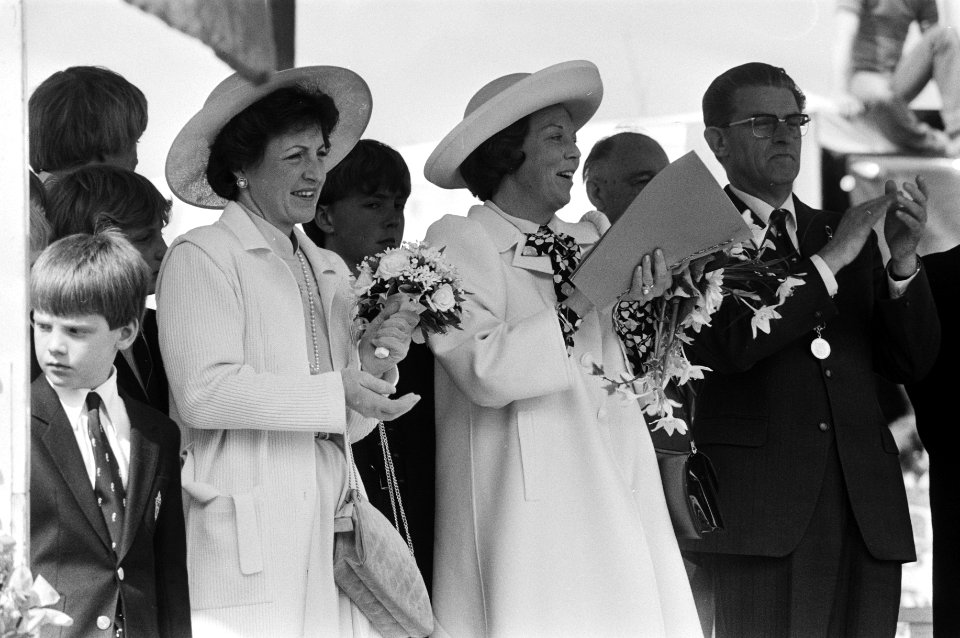 Koningin Beatrix en prinses Margriet naast de burgemeester, Bestanddeelnr 932-5781