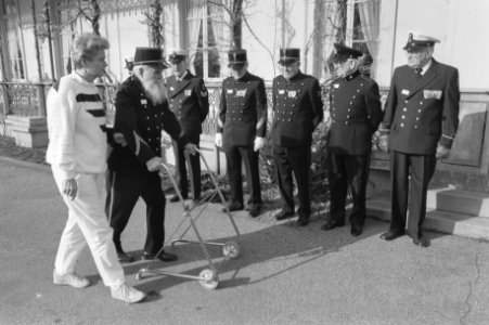 Koningin Beatrix bezoekt tehuis voor oud-militairen Bronbeek i.v.m. 125-jarig be, Bestanddeelnr 934-1929