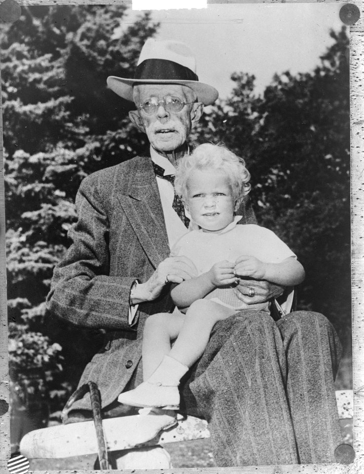 Koning Gustaaf van Zweden met kleinzoontje, Bestanddeelnr 904-2689