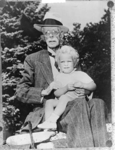 Koning Gustaaf van Zweden met kleinzoontje, Bestanddeelnr 904-2689