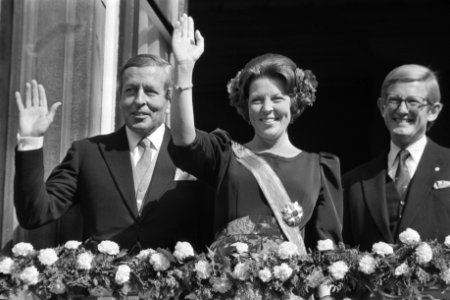 Koningin Beatrix, prins Claus (l) en mr. Pieter van Vollenhoven (r) zwaaiend op…, Bestanddeelnr 932-7067