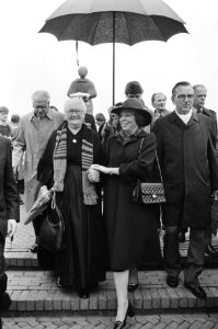 Koningin Beatrix loopt hand in hand met een Scheveningse vissersvrouw, Bestanddeelnr 932-3960