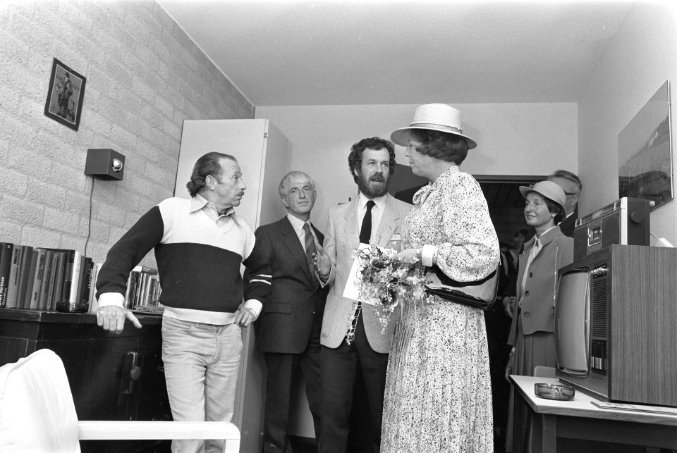Koningin Beatrix in een van de kamers tijdens de opening van een nieuw Tehuis vo, Bestanddeelnr 932-6061