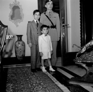 Koning Hussein met jongere familieleden, prins Hassan en prins Mohammad, Bestanddeelnr 255-5069