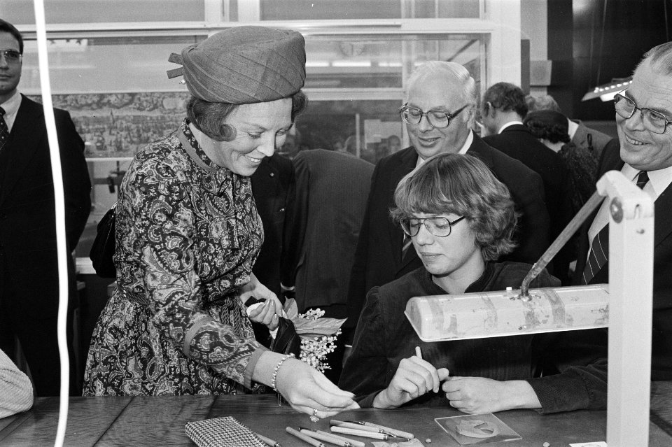 Koningin Beatrix bekijkt werk van een MTS-leerling van de afdeling uurwerkmaken, Bestanddeelnr 932-3550