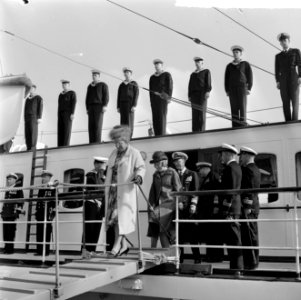 Koning Olav in Rotterdam, vlnr koningin Juliana , Prinses Beatrix en Prins B, Bestanddeelnr 916-8680