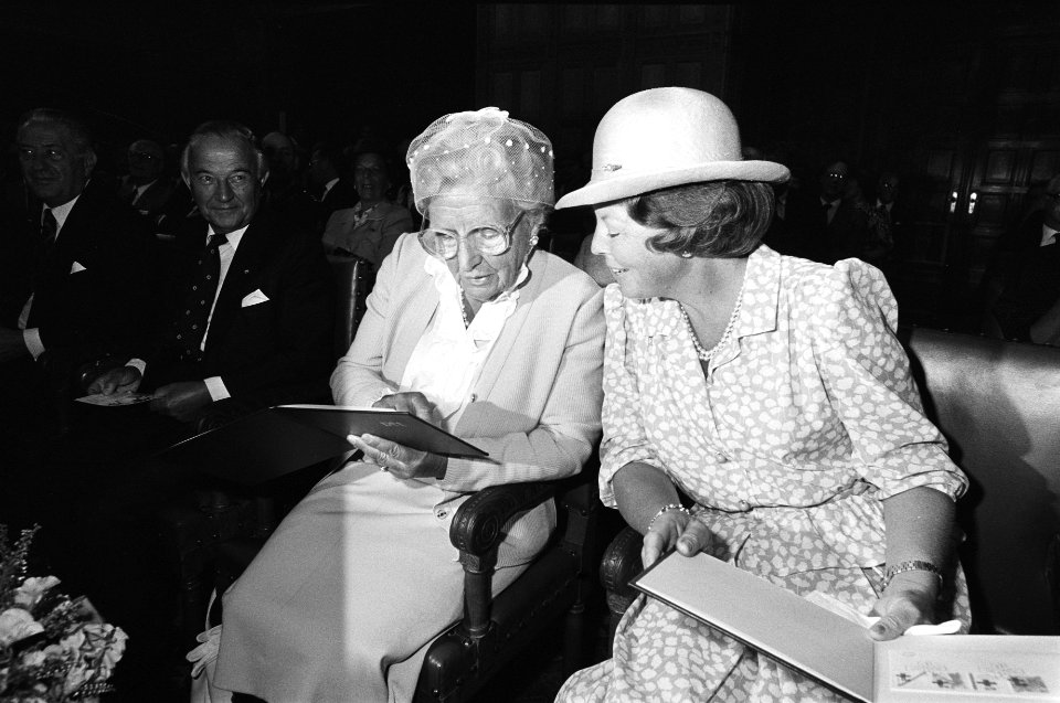 Koningin Beatrix (r) en prinses Juliana, Bestanddeelnr 932-6797