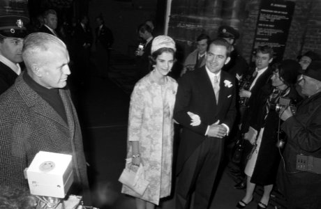 Koning Constantijn en Koningin Anne Marie bij aankomst, Bestanddeelnr 919-0425