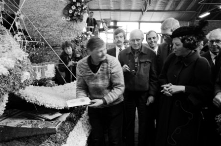 Koningin Beatrix in de veilinghallen in Lisse, Bestanddeelnr 932-5692