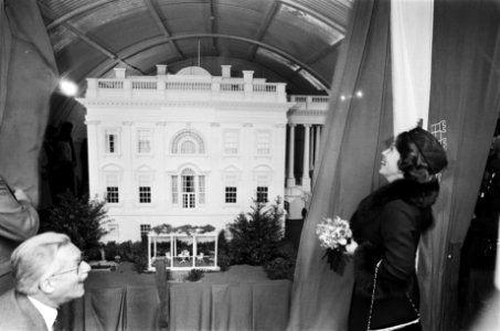 Koningin Beatrix heropent Madurodam en de Replica van het Witte Huis . Beatrix, Bestanddeelnr 932-0958 photo