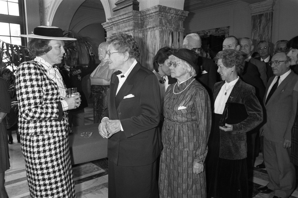 Koningin Beatrix aanwezig bij 25e uitreiking Yad Vashem onderscheidingen, Bestanddeelnr 934-2288