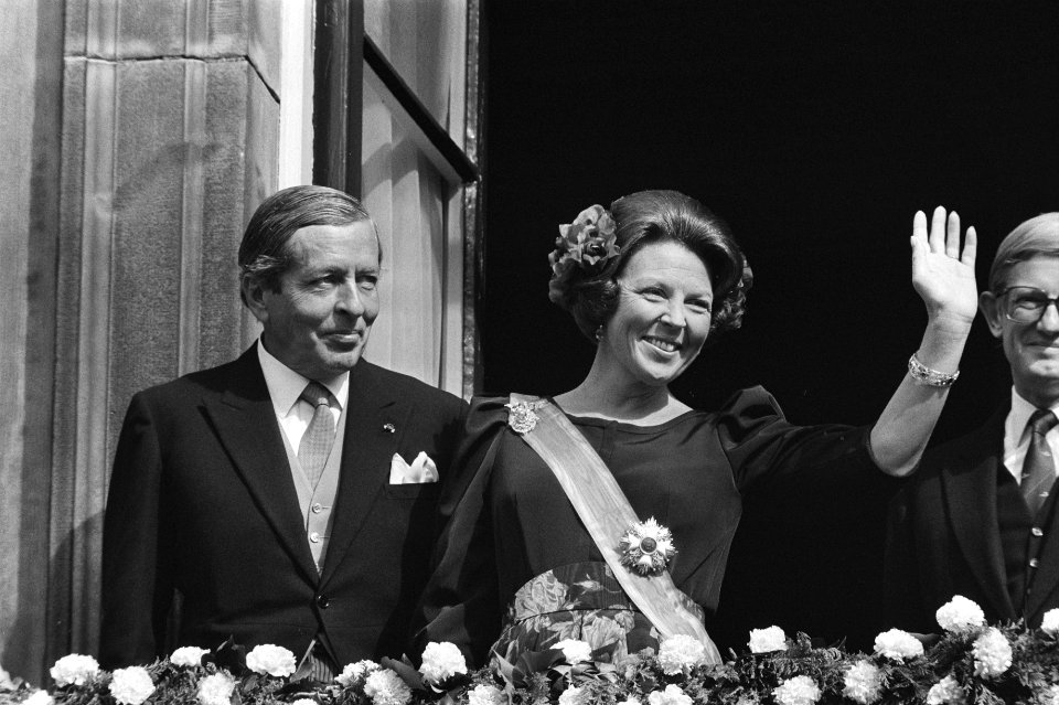Koningin Beatrix, prins Claus (l) en mr. Pieter van Vollenhoven (r) zwaaiend op…, Bestanddeelnr 932-7069