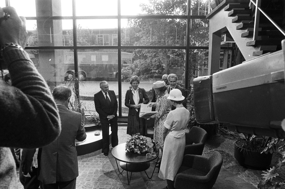 Koningin Beatrix bekijkt met onder andere staatssecretaris Smit-Kroes het boek …, Bestanddeelnr 931-6542
