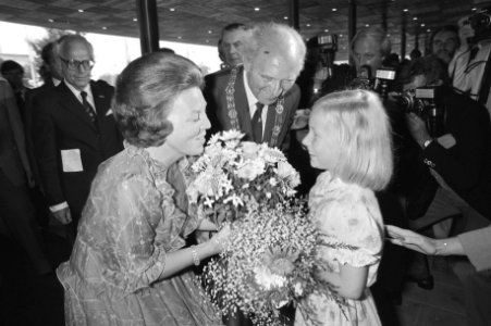 Koningin Beatrix arriveert voor een bezoek aan een feestavond in het Nederlands , Bestanddeelnr 931-6242