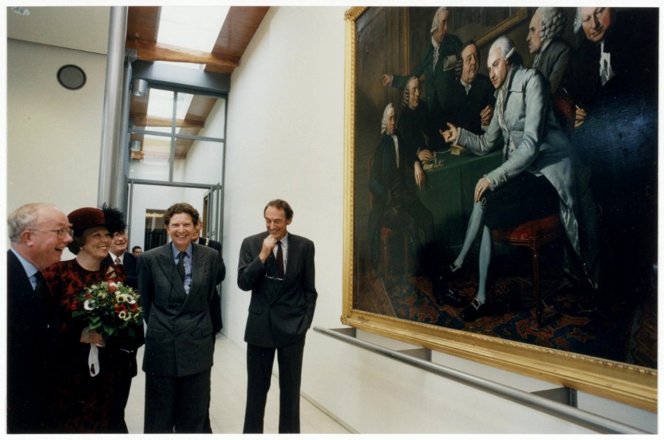 Koningin Beatrix bewondert het schilderij van Leendert Viervant, de eerste architect van Teyler, in het Teylers Museum
