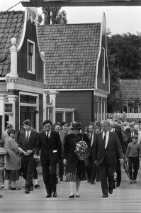 Koningin Beatrix (m) bezoekt Openluchtmuseum in Arnhem bij 75-jarig bestaan in g, Bestanddeelnr 934-0073