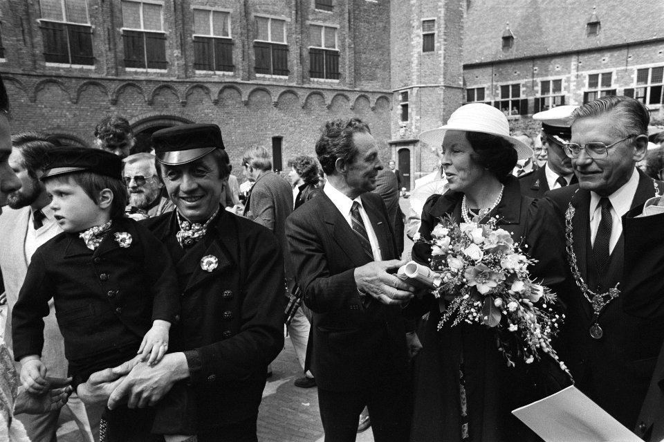 Koningin Beatrix en Prins Claus bij Nationale herdenkingsmanifestatie in Middelb, Bestanddeelnr 932-9582