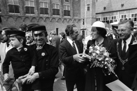 Koningin Beatrix en Prins Claus bij Nationale herdenkingsmanifestatie in Middelb, Bestanddeelnr 932-9582