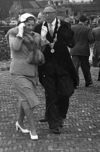 Koningin Juliana met burgemeester M.M. Kwint