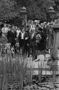 Koningin Beatrix (m) bezoekt Openluchtmuseum in Arnhem bij 75-jarig bestaan, Bestanddeelnr 934-0074