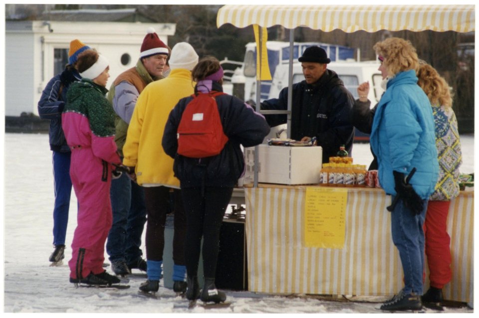 Koek-en zopiekraam op het ijs bij de Waarderbrug, NL-HlmNHA 54036296