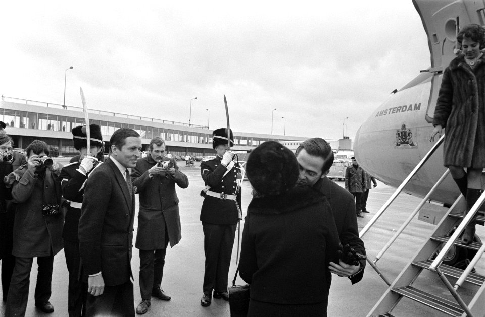 Koning Constantijn en koningin Anne Marie arriveren op Schiphol voor doop twee p, Bestanddeelnr 923-2720