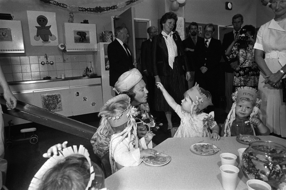 Koningin Beatrix in de crèche van de PTT telefooninformatiedienst 008 in de Amst, Bestanddeelnr 931-6536