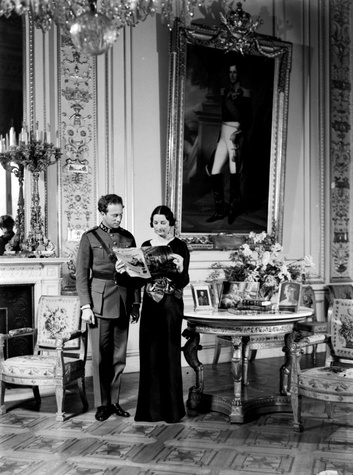 Koning Leopold III en koningin Astrid kijken een Zweeds tijdschrift in op de ac, Bestanddeelnr 190-0631