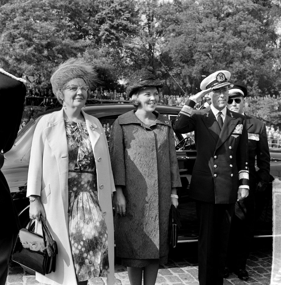 Koning Olav in Rotterdam, vlnr koningin Juliana , Prinses Beatrix en Prins B, Bestanddeelnr 916-8681