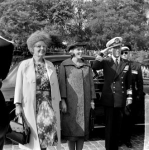 Koning Olav in Rotterdam, vlnr koningin Juliana , Prinses Beatrix en Prins B, Bestanddeelnr 916-8681