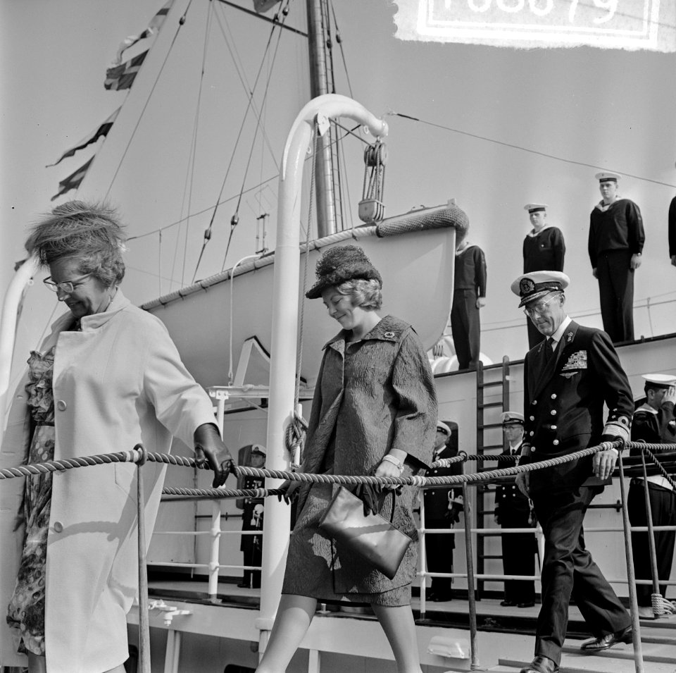 Koning Olav in Rotterdam, vlnr koningin Juliana , Prinses Beatrix en Prins B, Bestanddeelnr 916-8679