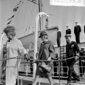 Koning Olav in Rotterdam, vlnr koningin Juliana , Prinses Beatrix en Prins B, Bestanddeelnr 916-8679