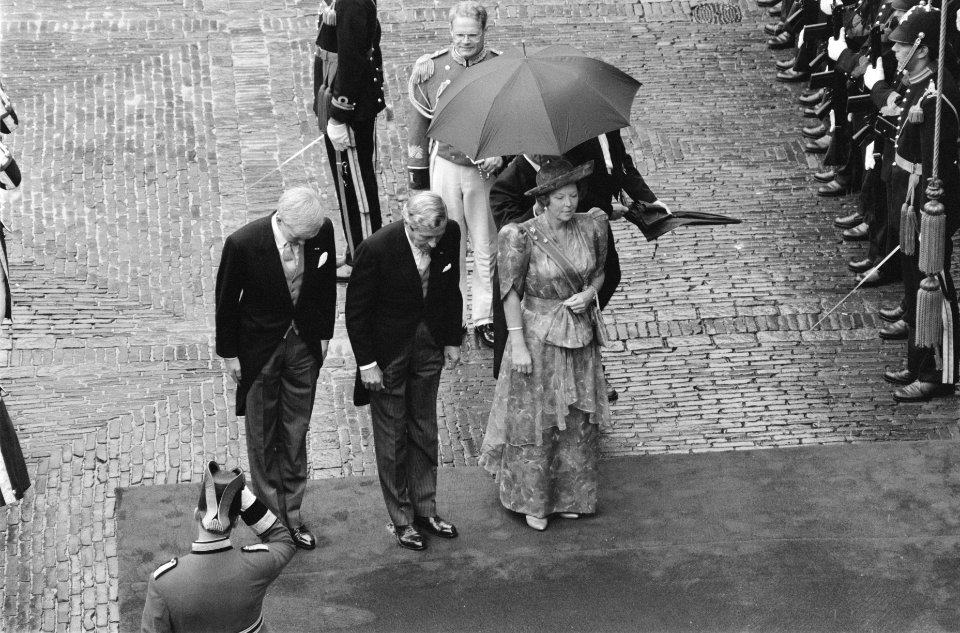 Koningin Beatrix , Prins Claus en Prins Willem-Alexander groeten het vaandel op , Bestanddeelnr 934-5016