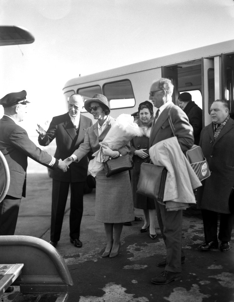 Koning Leopold en Prinses Rety uit New York op Schiphol, Bestanddeelnr 913-6555
