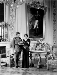 Koning Leopold III en koningin Astrid van België staande bij een tafel op de ac, Bestanddeelnr 254-6169