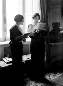 Koningin Astrid van België met een assistente, Bestanddeelnr 255-8607