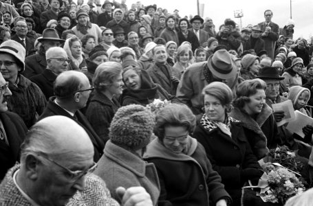 Koningin Juliana en prinsessen op Jaap Edenbaan bij huldiging Sjoukje Dijkstra, Bestanddeelnr 913-6863
