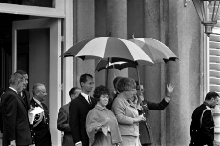Koningin Juliana en prinses Christina op het bordes, Bestanddeelnr 921-3030