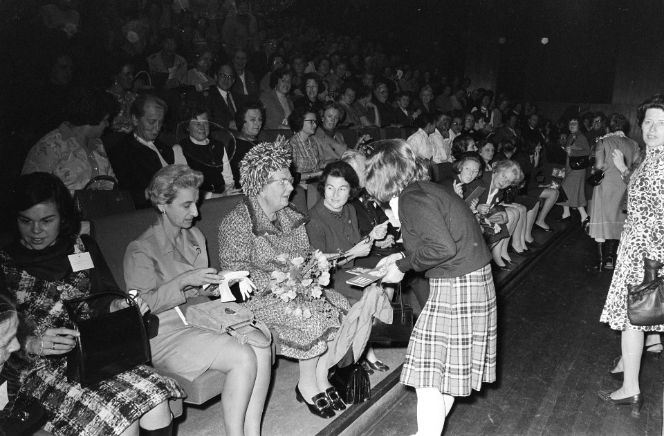 Koningin Juliana en Prinses Beatrix bij lustrumbijeenkomst Christen Jonge Vrouwe, Bestanddeelnr 923-9790