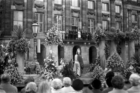 Koningin Juliana en prinses Gracia van Monaco kijken naar bloemencorso vanaf bal, Bestanddeelnr 925-8835