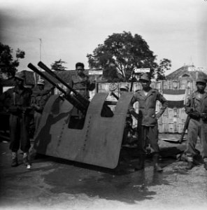 KNIL militairen poseren bij afweergeschut, Bestanddeelnr 10968