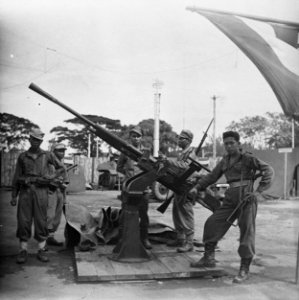 KNIL-militairen poseren bij afweergeschut, Bestanddeelnr 10979