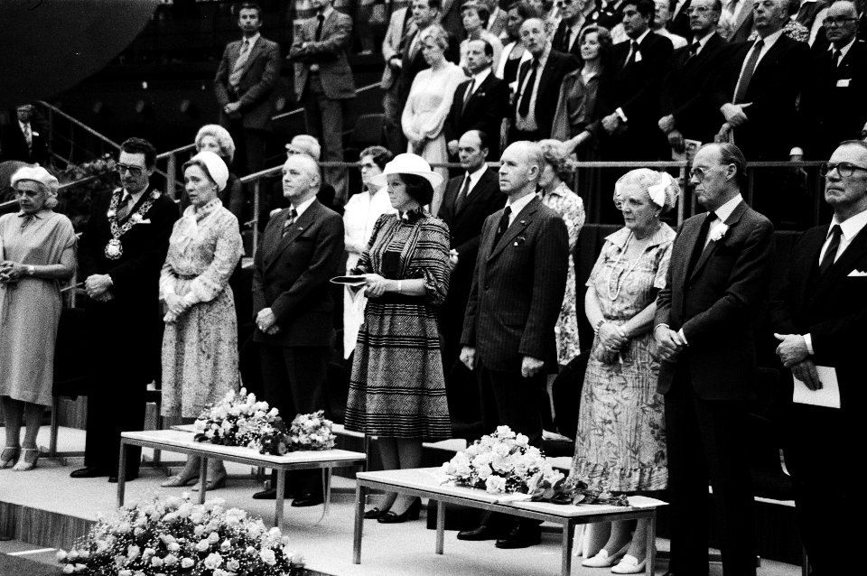 Koningin Beatrix, prins Claus, prinses Juliana en prins Bernhard wonen het Inter, Bestanddeelnr 930-8660
