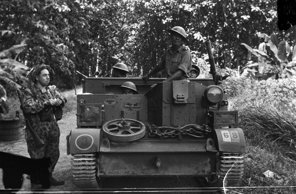 KNIL Bren-carrier met bemanning Infanterie VI KNIL Gagak HItam, Bestanddeelnr 7336