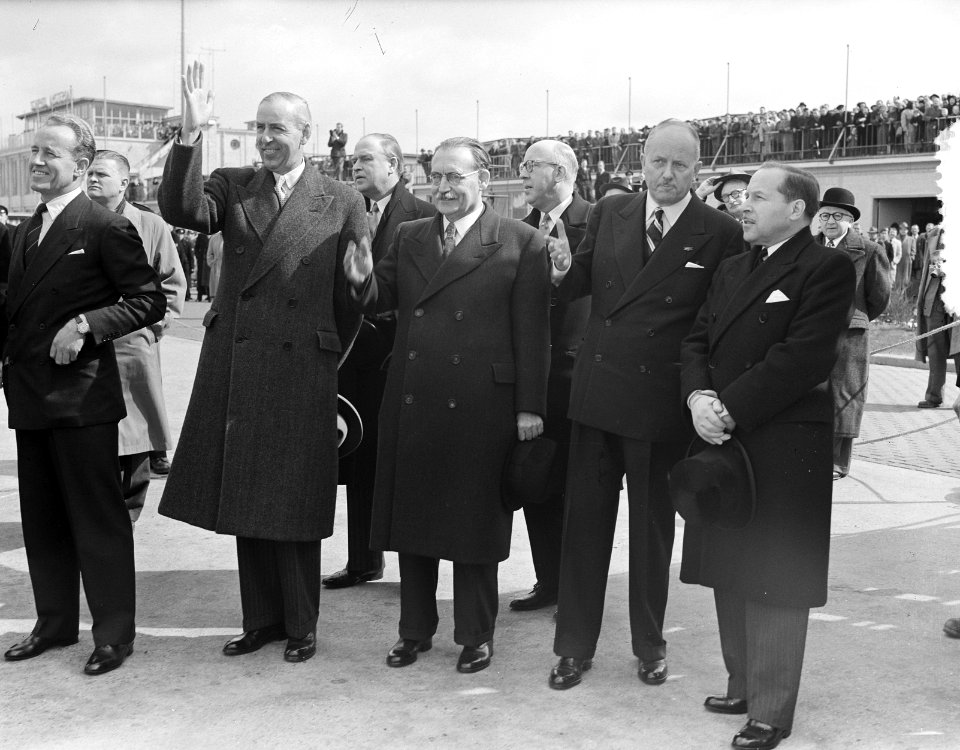 Koningin Juliana en prins Bernhard voor staatsbezoek naar Amerika. Leden van het, Bestanddeelnr 934-5381