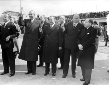 Koningin Juliana en prins Bernhard voor staatsbezoek naar Amerika. Leden van het, Bestanddeelnr 934-5381