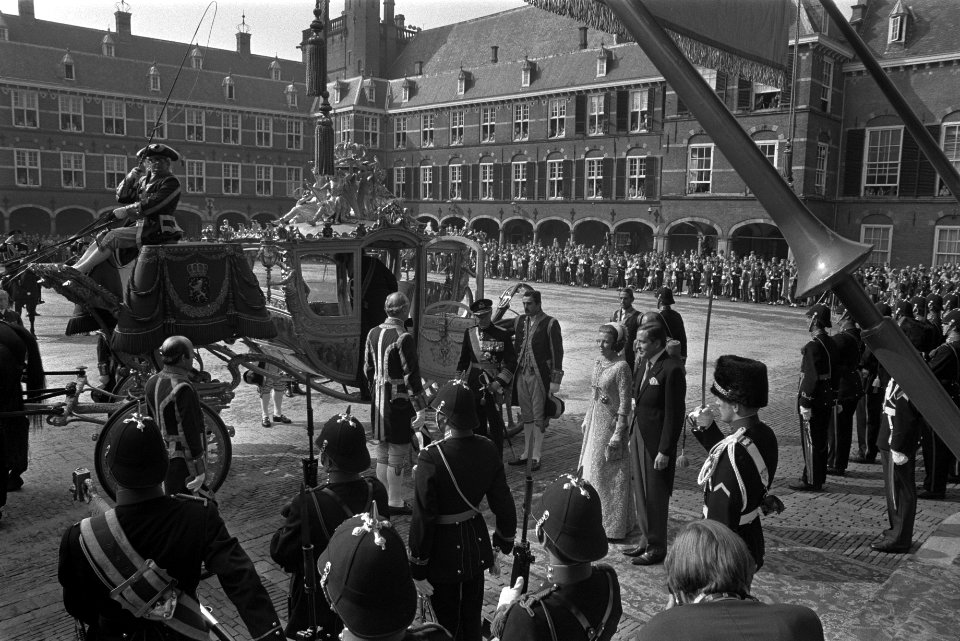 Koningin Juliana en prins Bernhard vertrekken vanaf de Ridderzaal, Bestanddeelnr 924-9549
