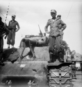 KNIL militairen poseren op een Sherman tank, Bestanddeelnr 10967